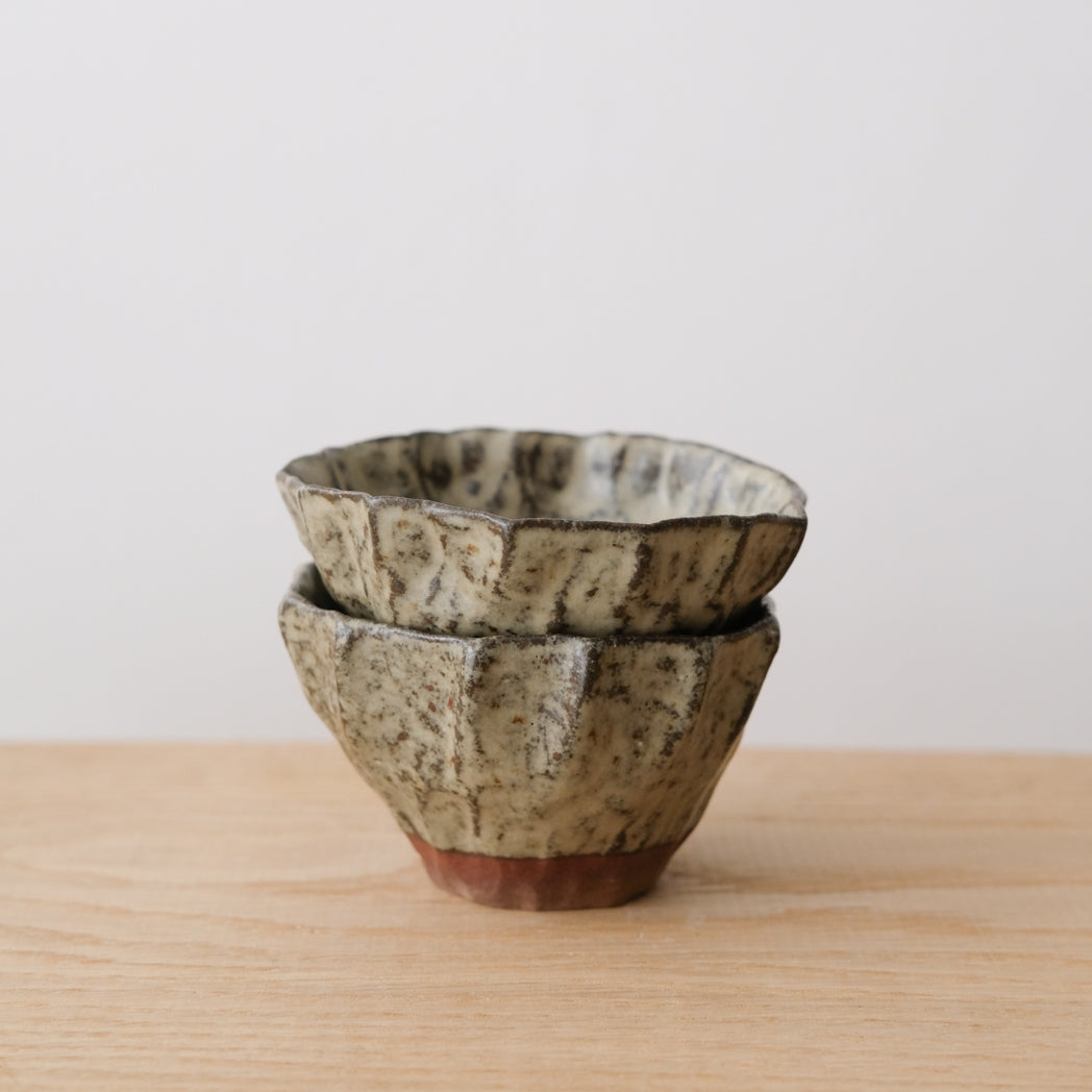 Tasse "fleur" en grès 100ml - gris vert de Judith Lasry chez Brutal Ceramics