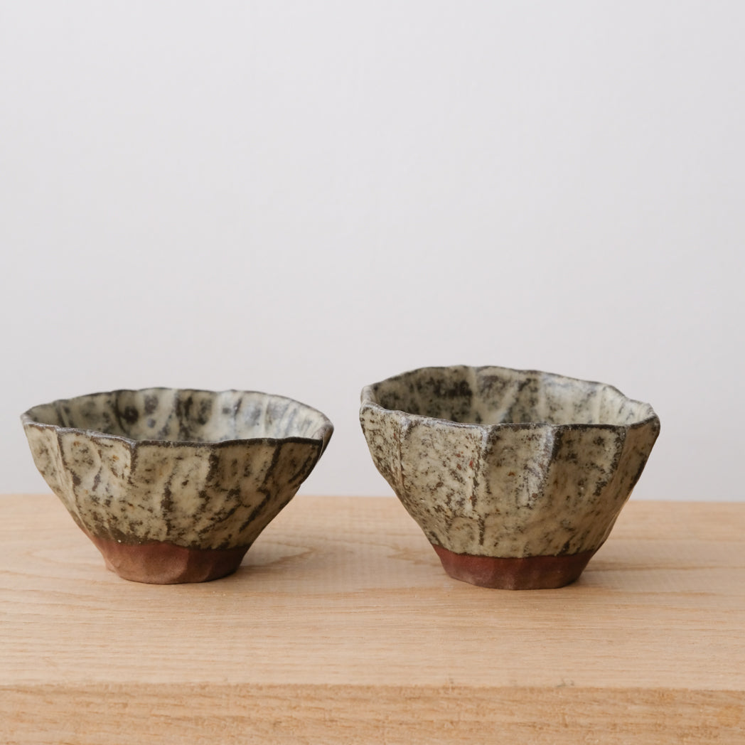 Tasse "fleur" en grès 100ml - gris vert de Judith Lasry chez Brutal Ceramics