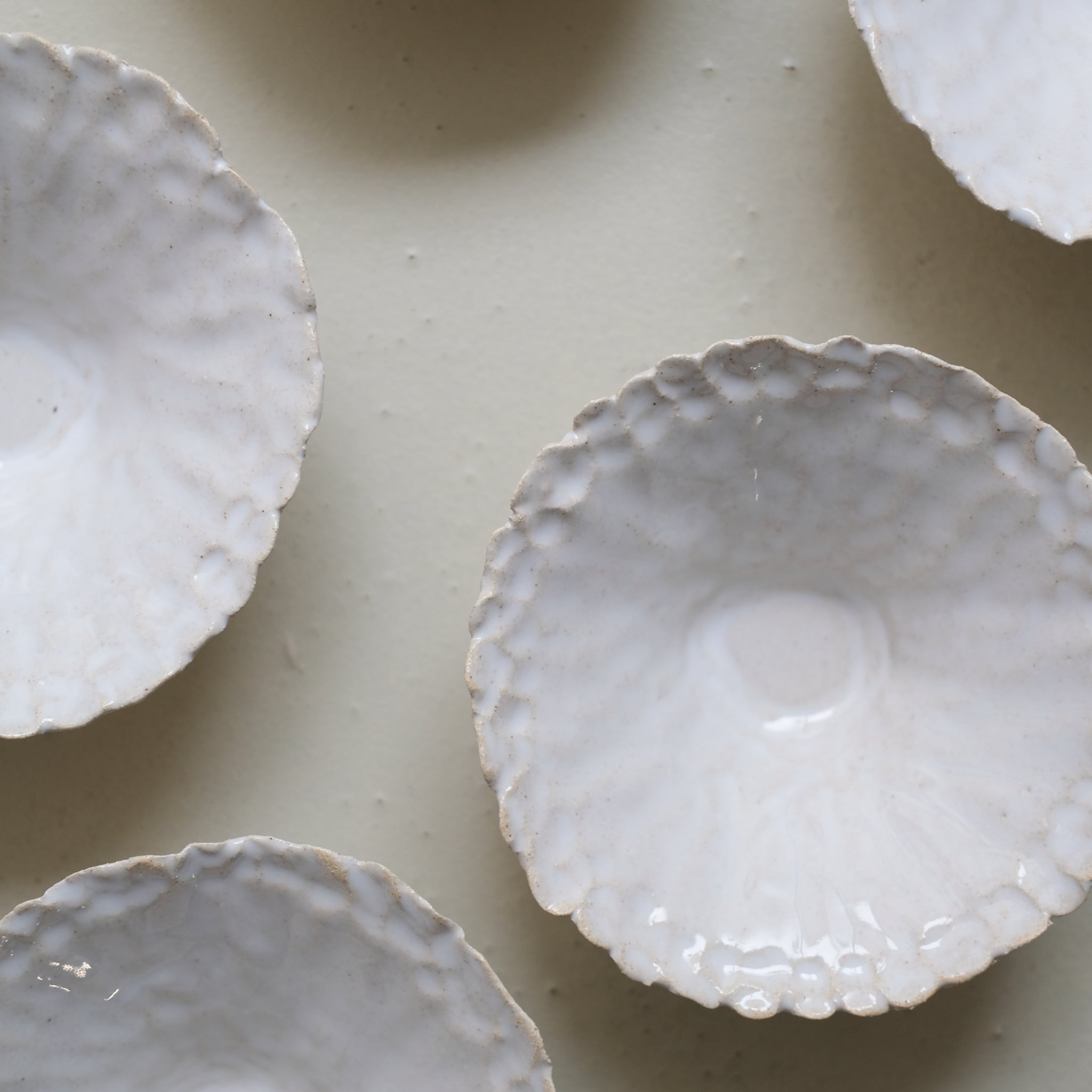 Bol "printemps" D 14,5cm en grès - blanc brillant de Léa Baldassari chez Brutal Ceramics