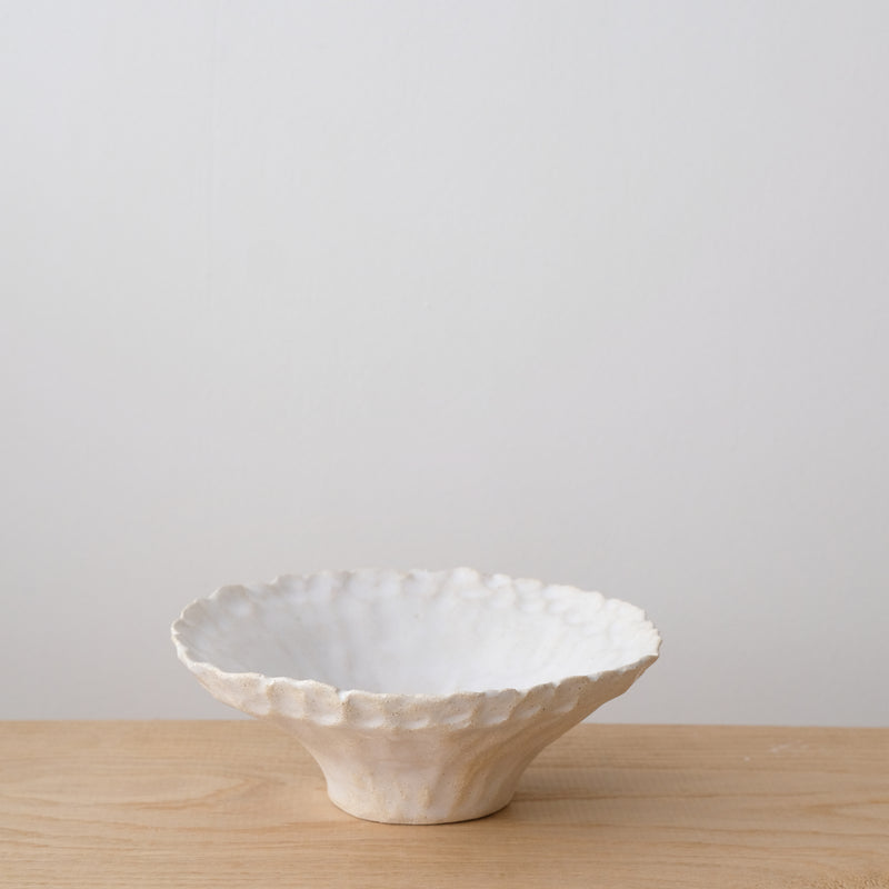 Bol "printemps" D 14,5cm en grès - blanc brillant de Léa Baldassari chez Brutal Ceramics