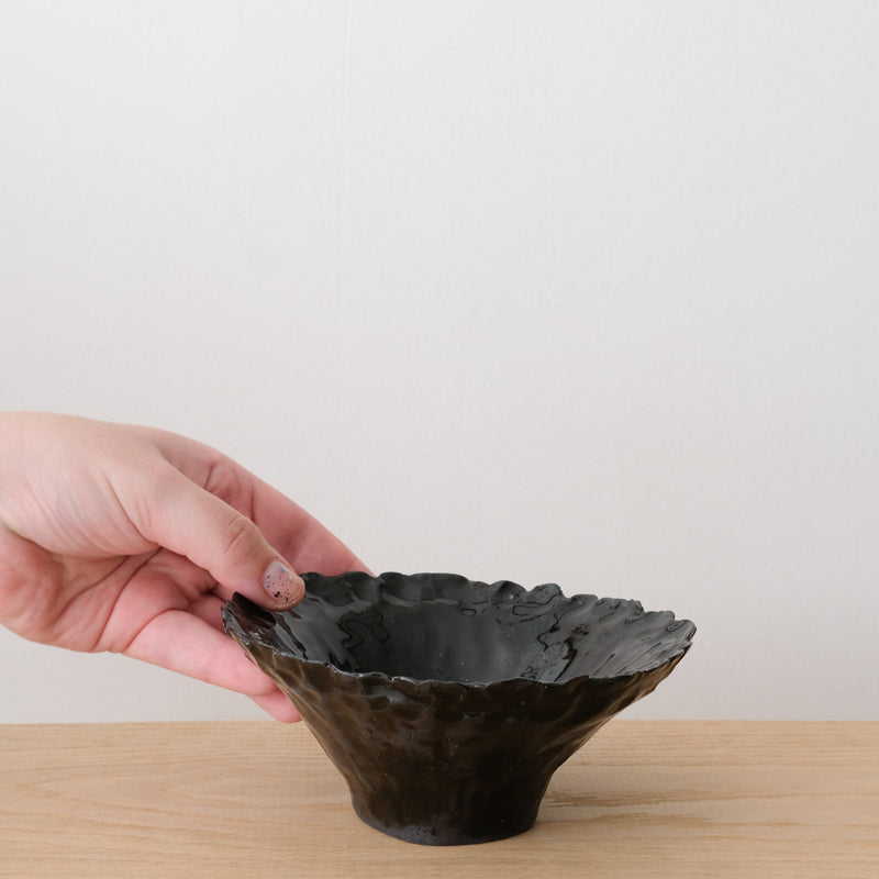 Bol "printemps" D 14,5cm en grès - noir brillant de Léa Baldassari chez Brutal Ceramics