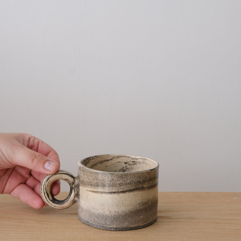 Tasse en terre mêlées 300ml - sable de Léa Baldassari chez Brutal Ceramics