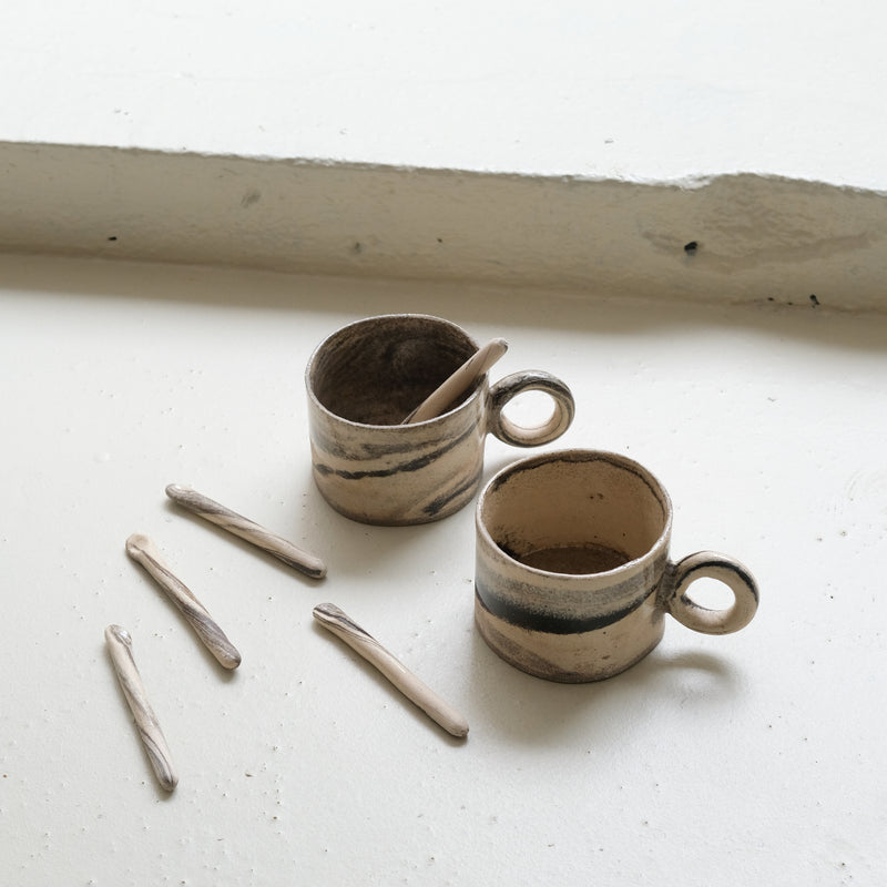 Cuillère-touillettes en terre mêlées L 11cm - sable et chocolat de Léa Baldassari chez Brutal Ceramics