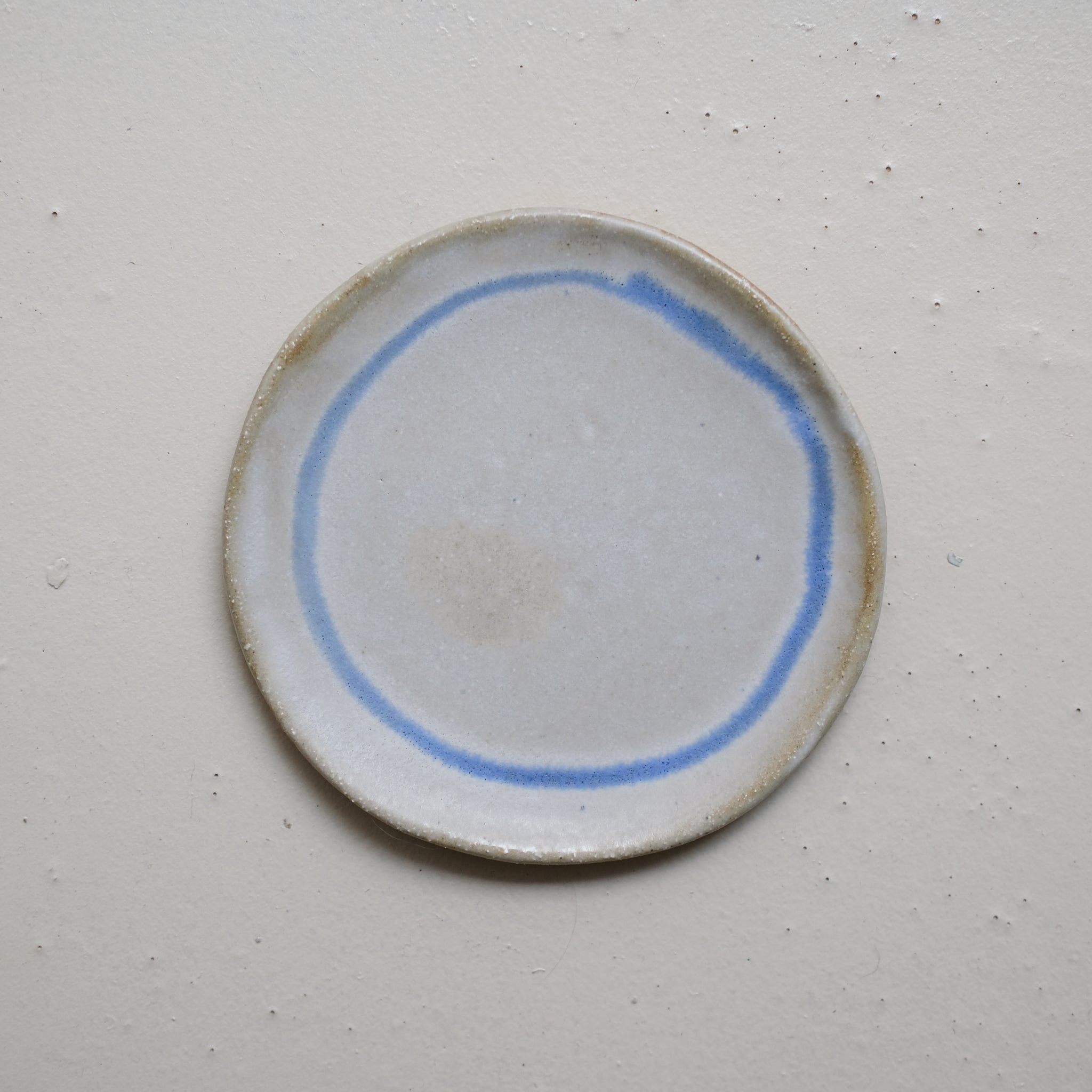 Assiette en grès D 15cm - gris blanc et bleu de Lola Moreau chez Brutal Ceramics