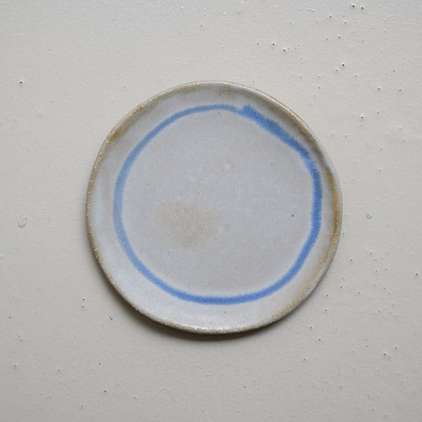 Assiette en grès D 15cm - gris blanc et bleu de Lola Moreau chez Brutal Ceramics