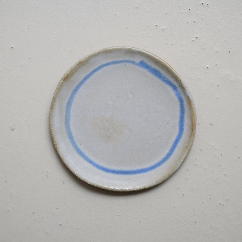 Assiette en grès D 15cm - gris blanc et bleu de Lola Moreau chez Brutal Ceramics