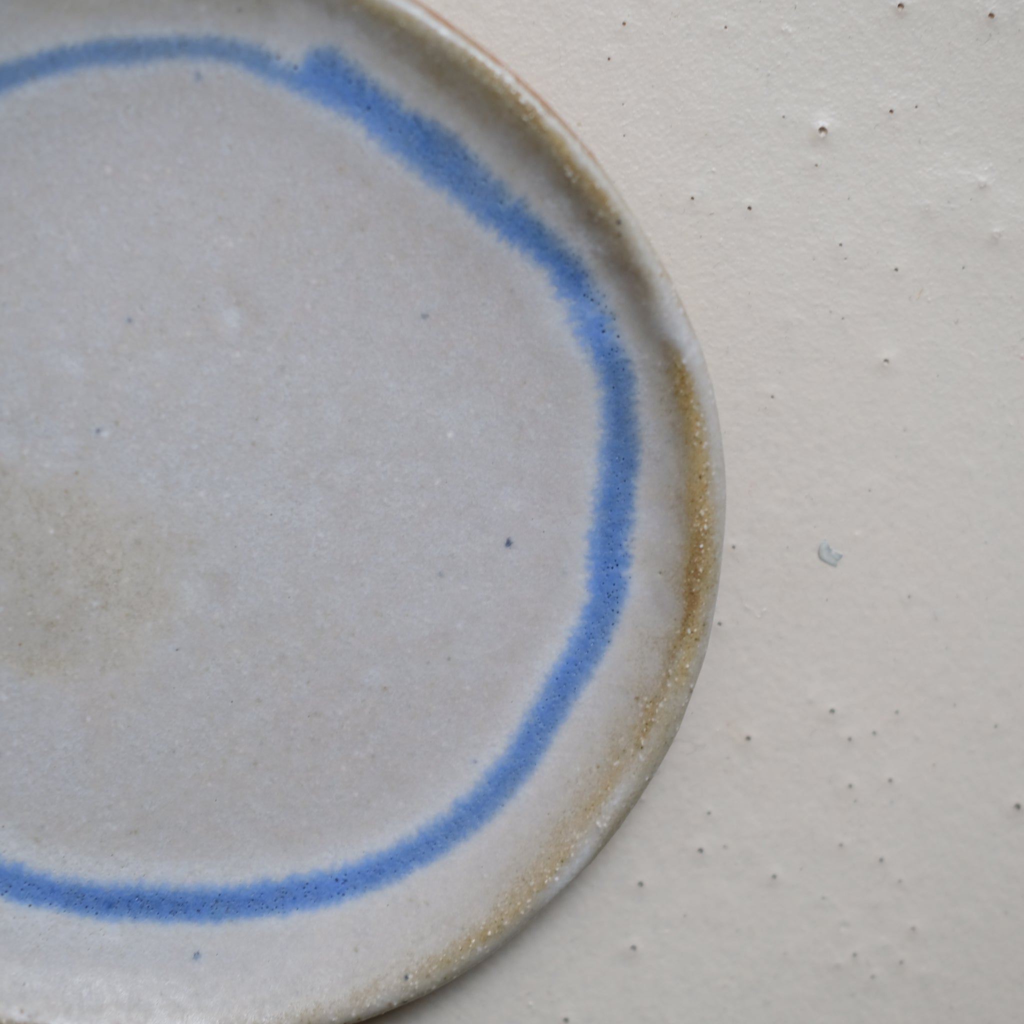 Assiette en grès D 15cm - gris blanc et bleu de Lola Moreau chez Brutal Ceramics