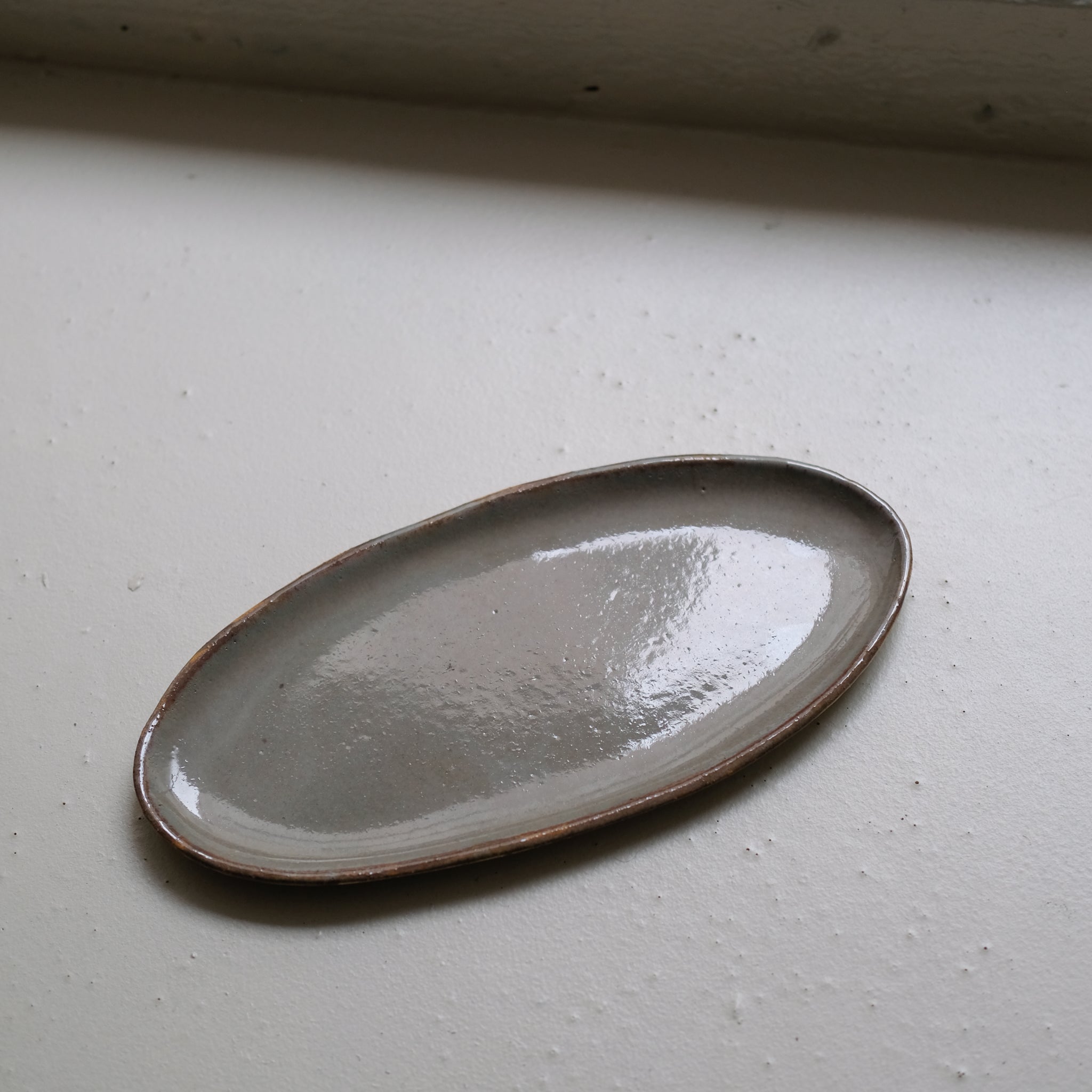 Plateau en grès L 26cm (S)- Vert Gris brillant de Lola Moreau chez Brutal Ceramics