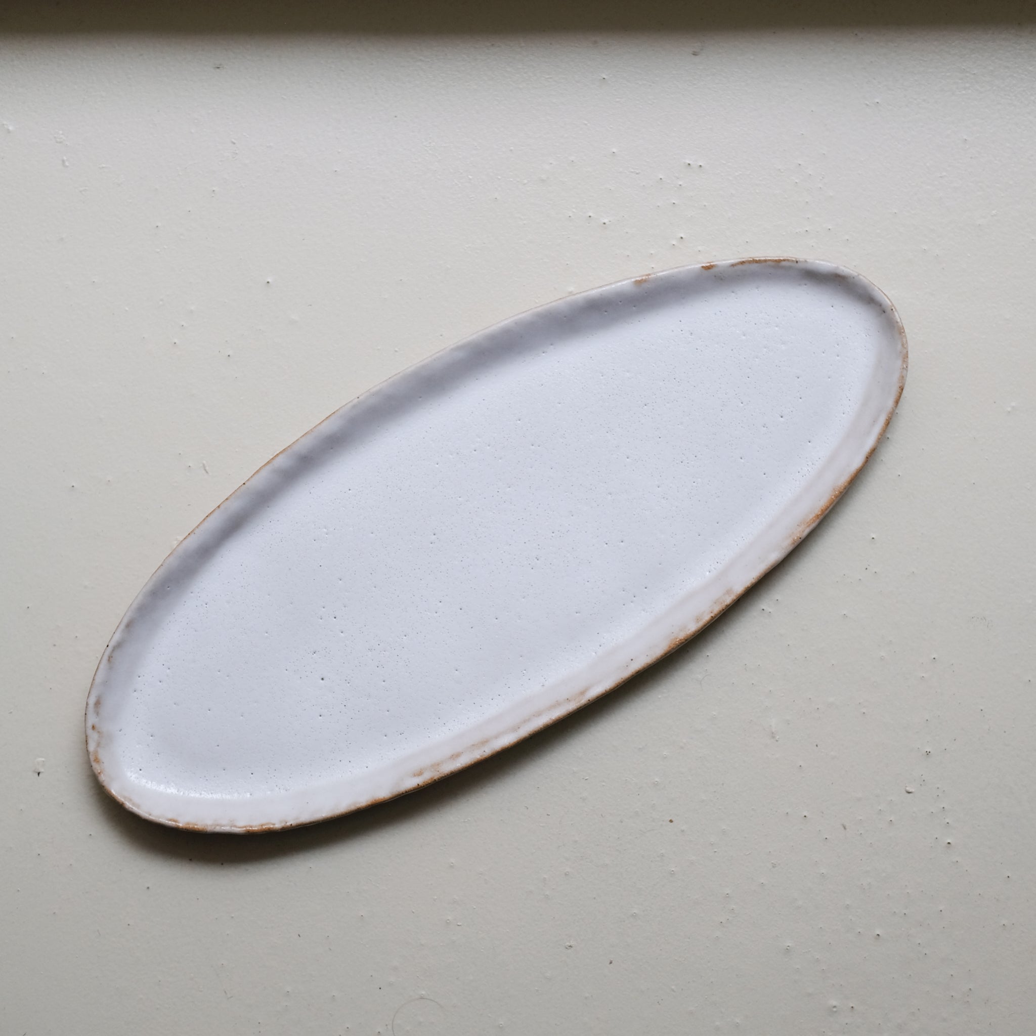 Plateau en grès L 39cm (M)- Blanc satiné de Lola Moreau chez Brutal Ceramics