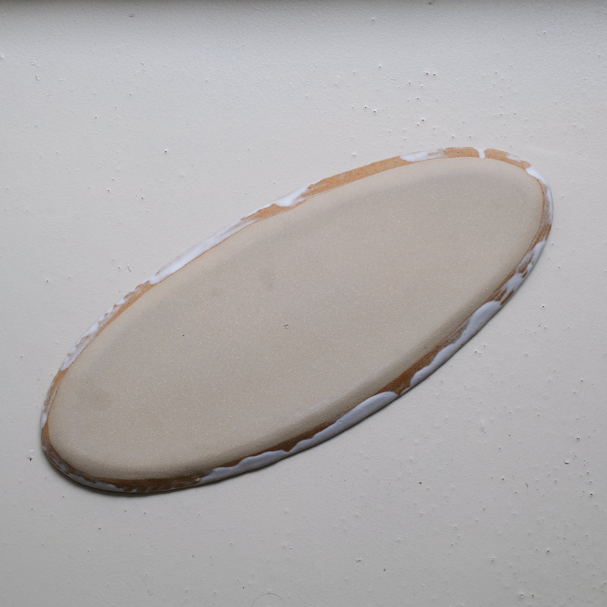 Plateau en grès L 39cm (M)- Blanc satiné de Lola Moreau chez Brutal Ceramics