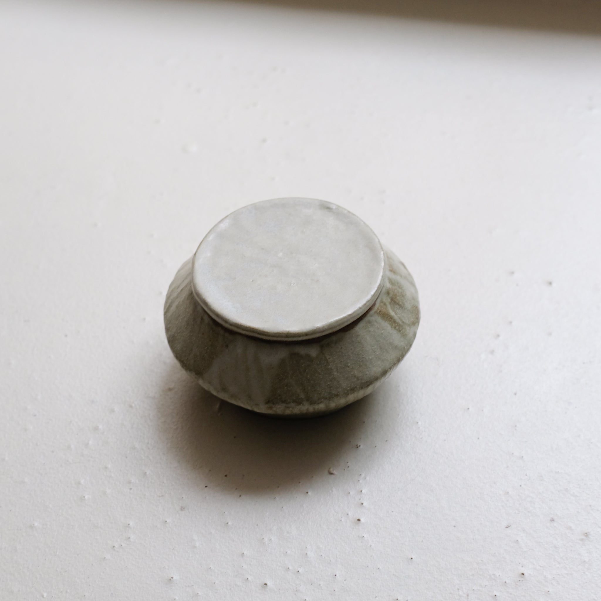 Boite L en grès D 11,5cm - blanc vert de Lola Moreau chez Brutal Ceramics