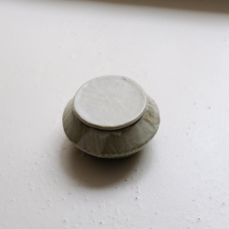 Boite L en grès D 11,5cm - blanc vert de Lola Moreau chez Brutal Ceramics