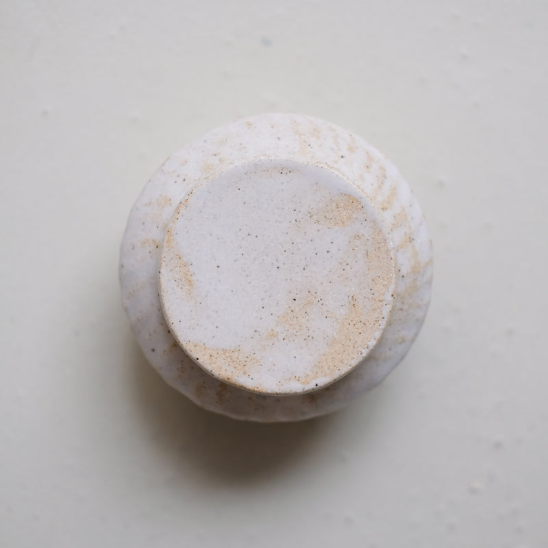 Boite L en grès D 11,5cm - blanc beige de Lola Moreau chez Brutal Ceramics