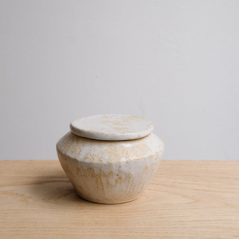 Boite L en grès D 11,5cm - blanc beige de Lola Moreau chez Brutal Ceramics