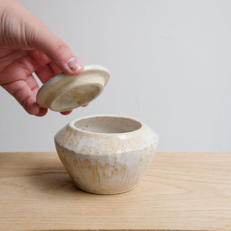 Boite L en grès D 11,5cm - blanc beige de Lola Moreau chez Brutal Ceramics