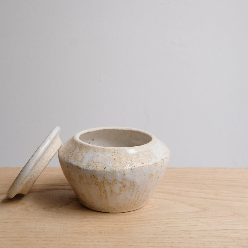 Boite L en grès D 11,5cm - blanc beige de Lola Moreau chez Brutal Ceramics