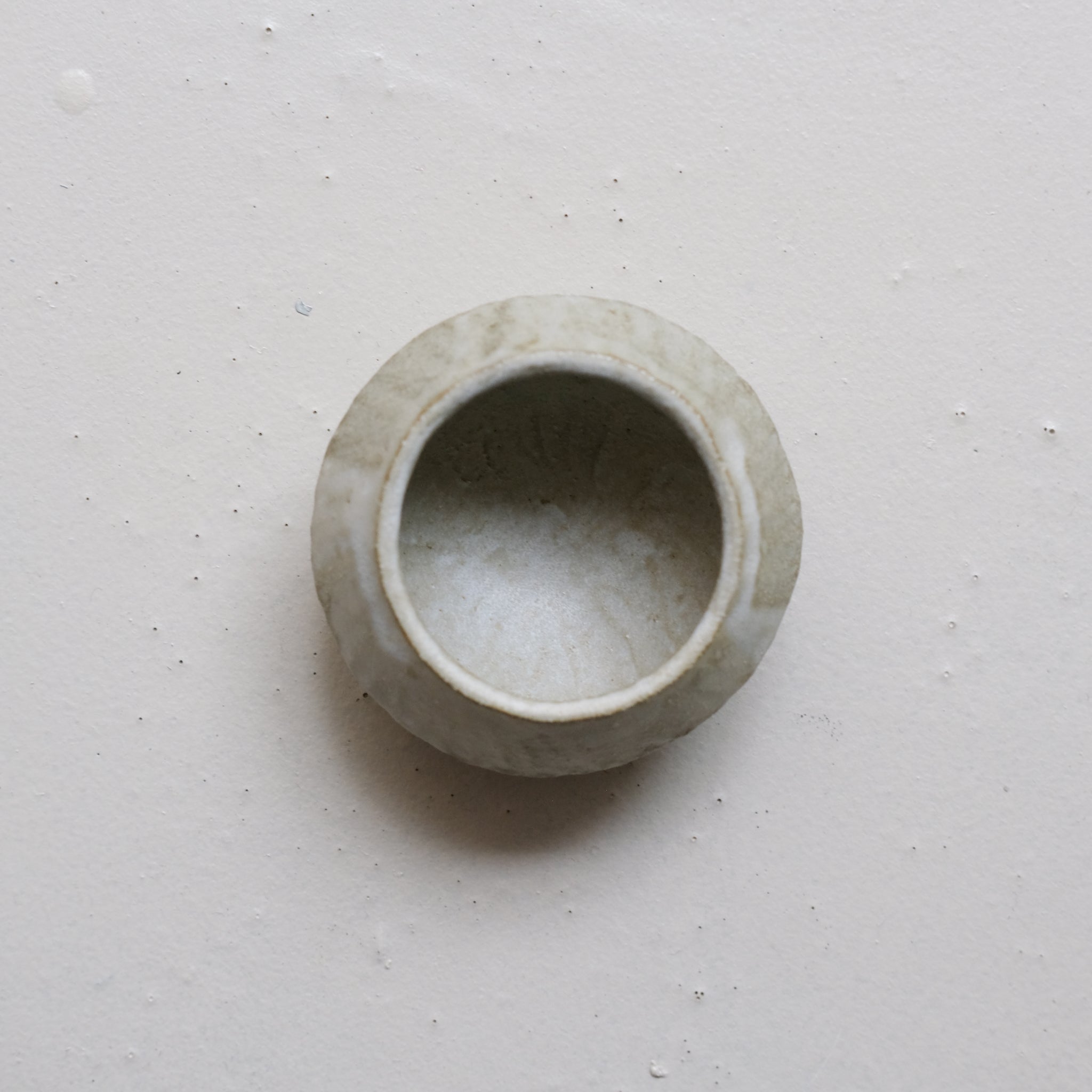 Boite M en grès D 9,5cm - blanc vert de Lola Moreau chez Brutal Ceramics