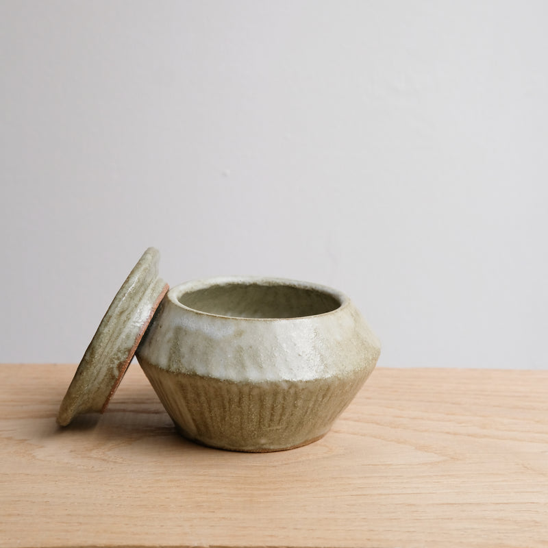 Boite M en grès D 9,5cm - blanc vert de Lola Moreau chez Brutal Ceramics