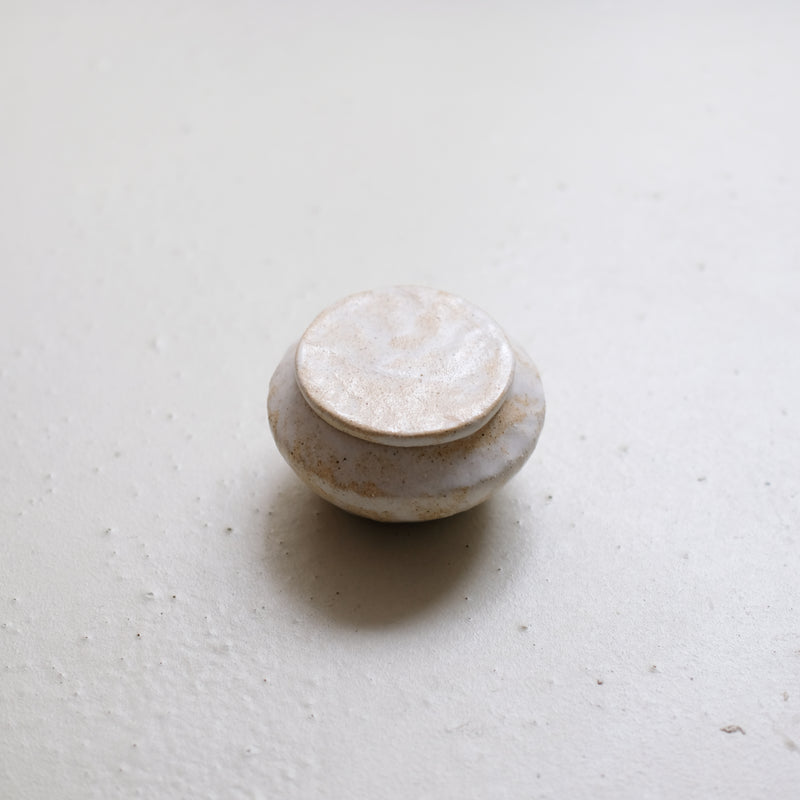 Boite M en grès D 9,5cm - blanc beige de Lola Moreau chez Brutal Ceramics