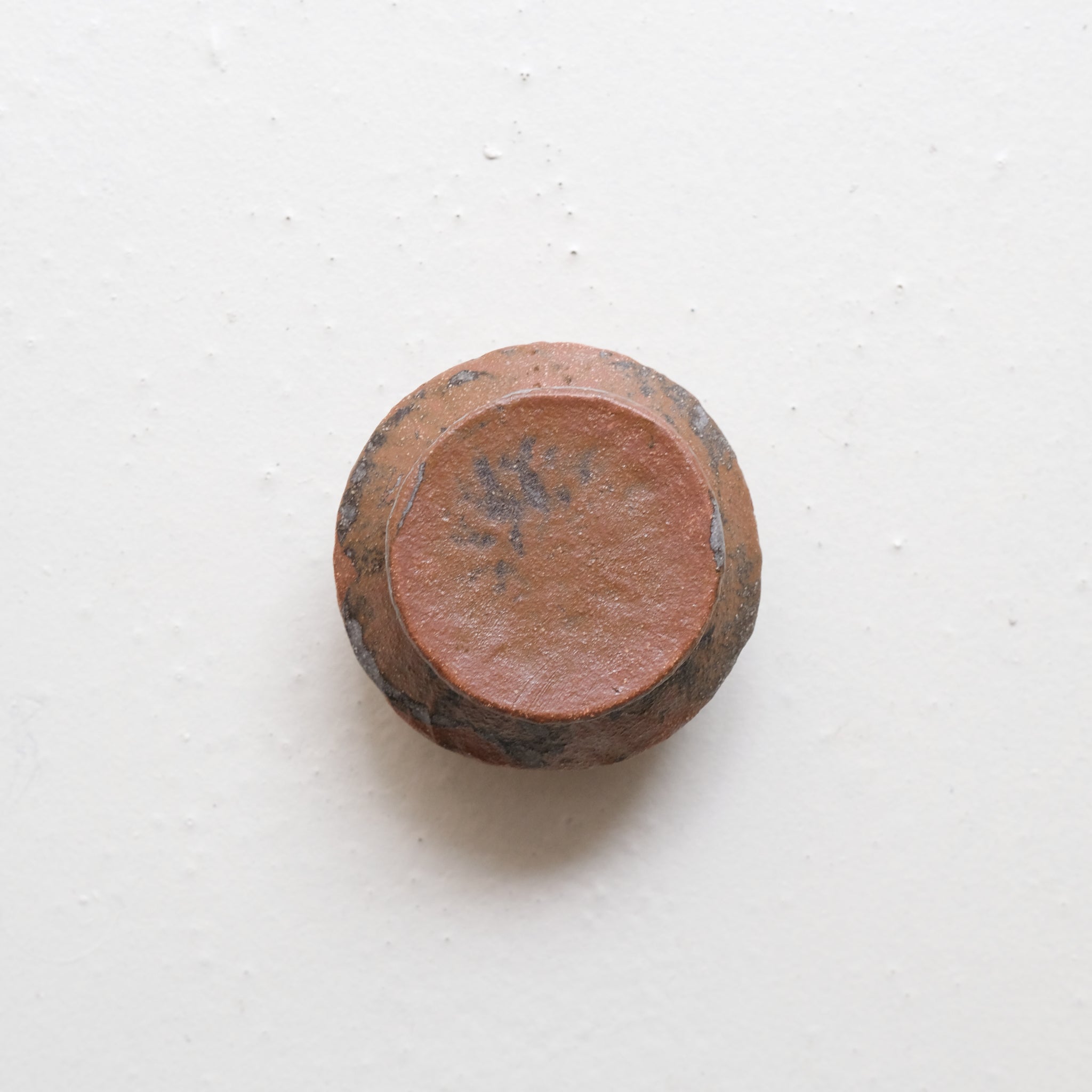 Boite M en grès D 9,5cm - marron brun de Lola Moreau chez Brutal Ceramics