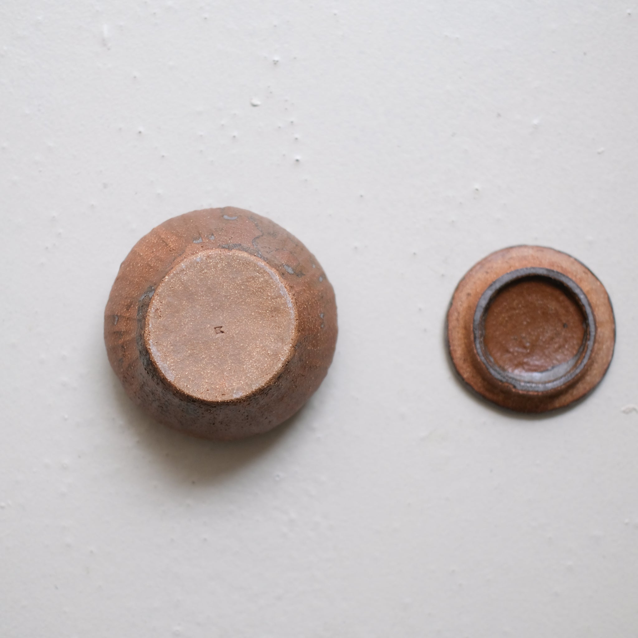 Boite M en grès D 9,5cm - marron brun de Lola Moreau chez Brutal Ceramics