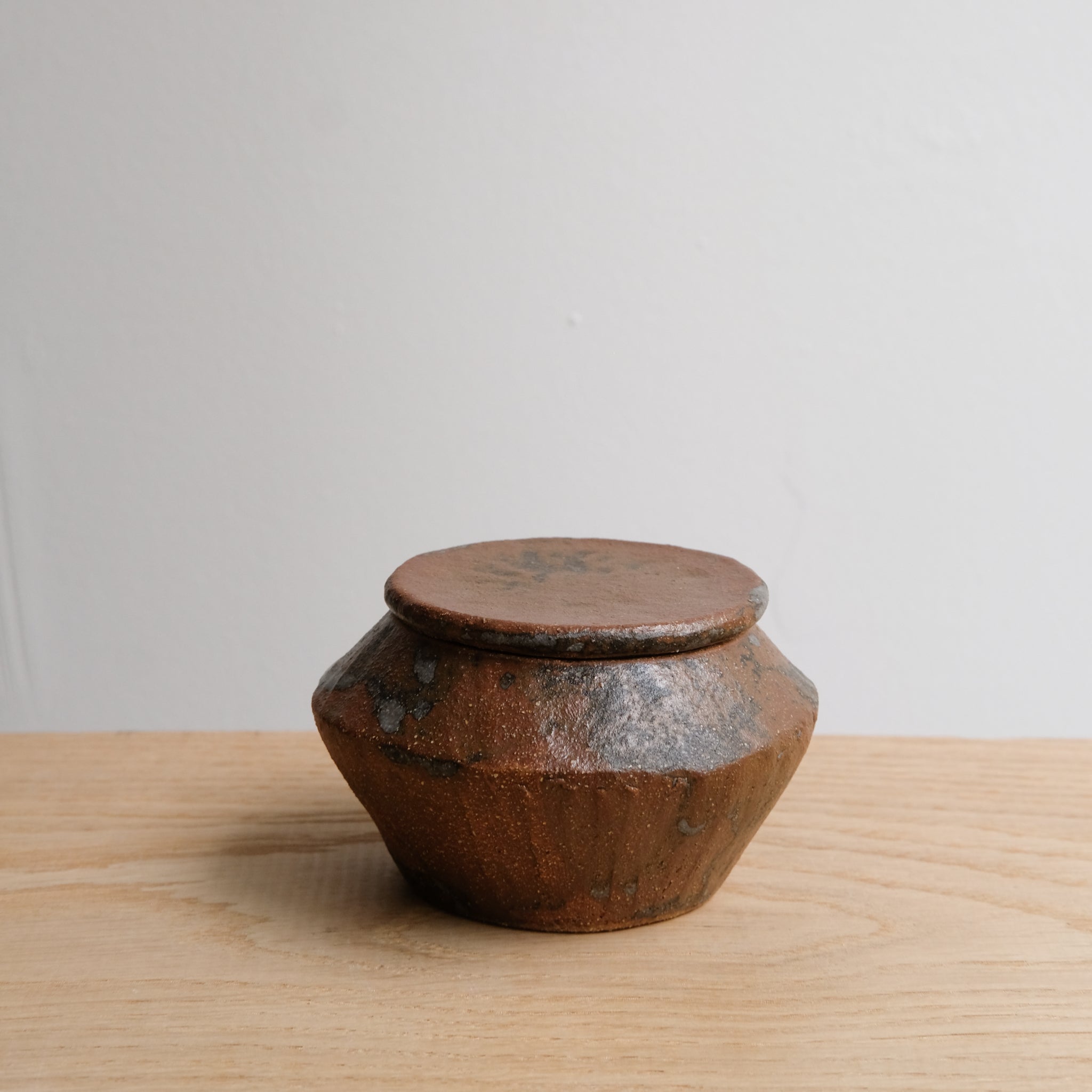 Boite M en grès D 9,5cm - marron brun de Lola Moreau chez Brutal Ceramics