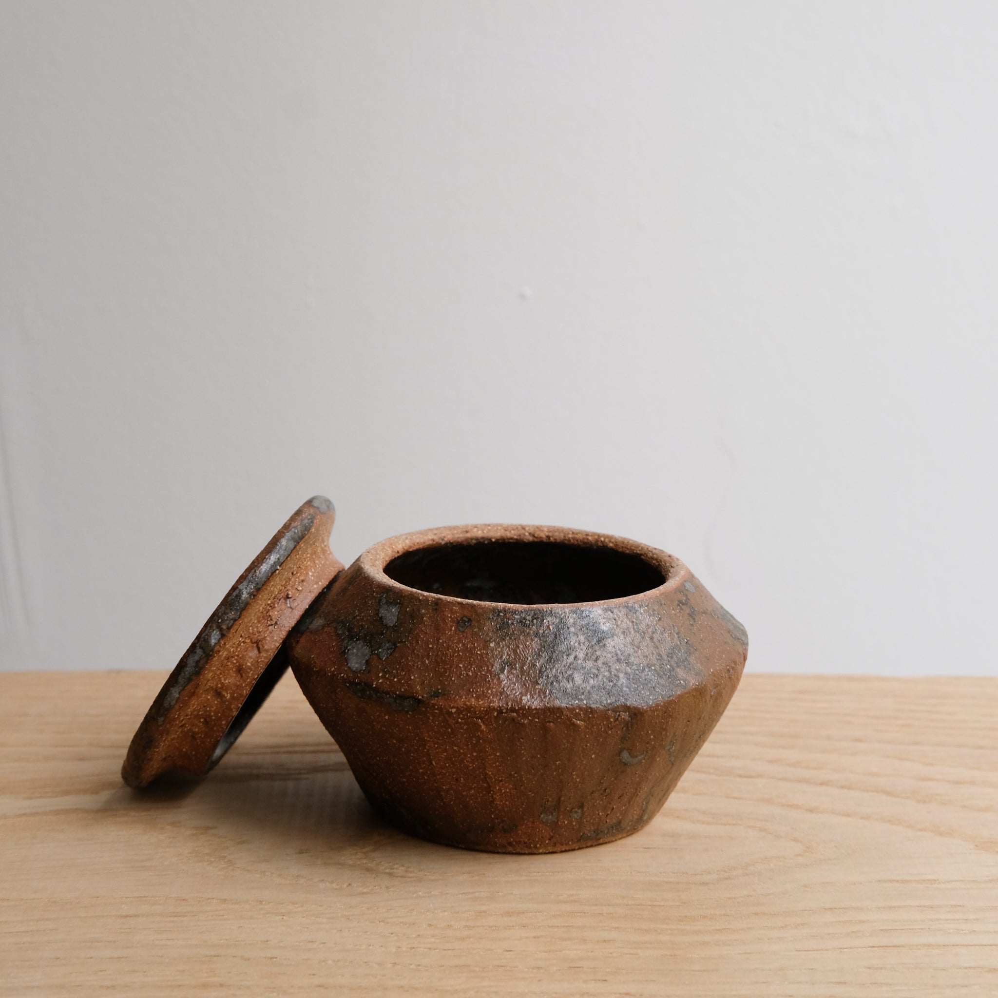 Boite M en grès D 9,5cm - marron brun de Lola Moreau chez Brutal Ceramics