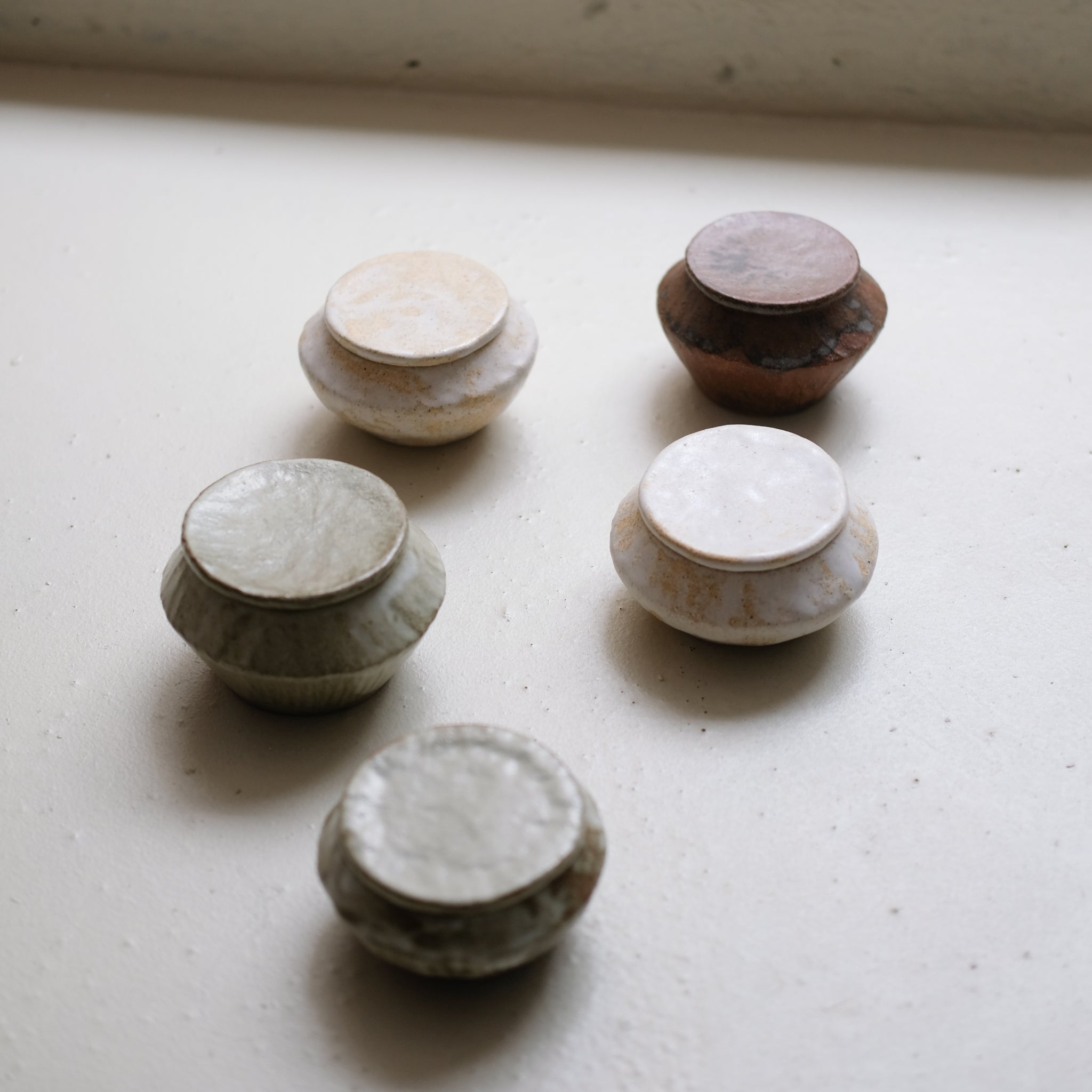 Boite M en grès D 9,5cm - marron brun de Lola Moreau chez Brutal Ceramics