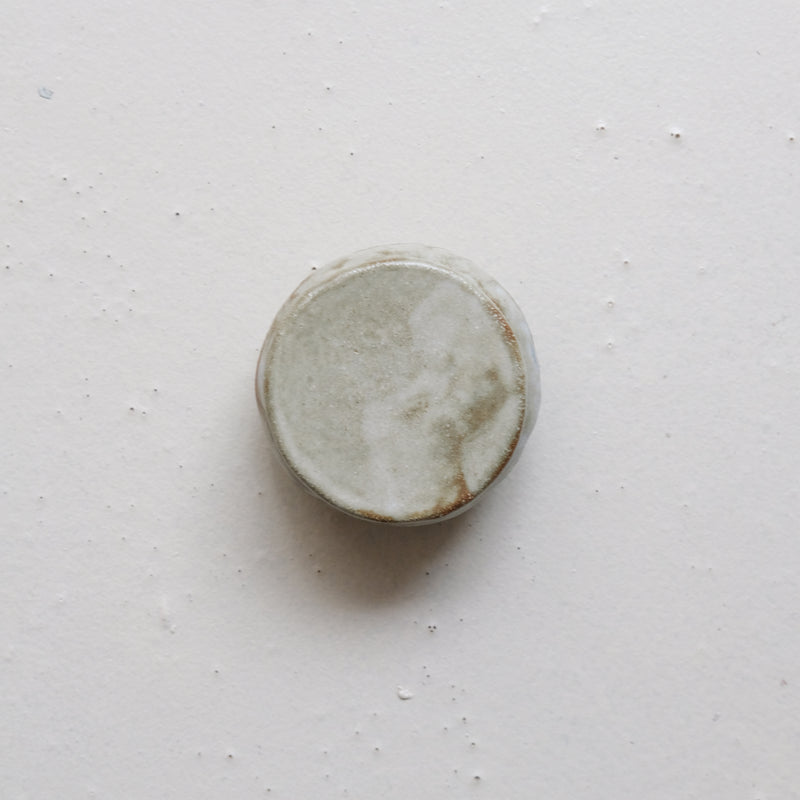 Boite XS en grès D 6,5cm - blanc vert de Lola Moreau chez Brutal Ceramics