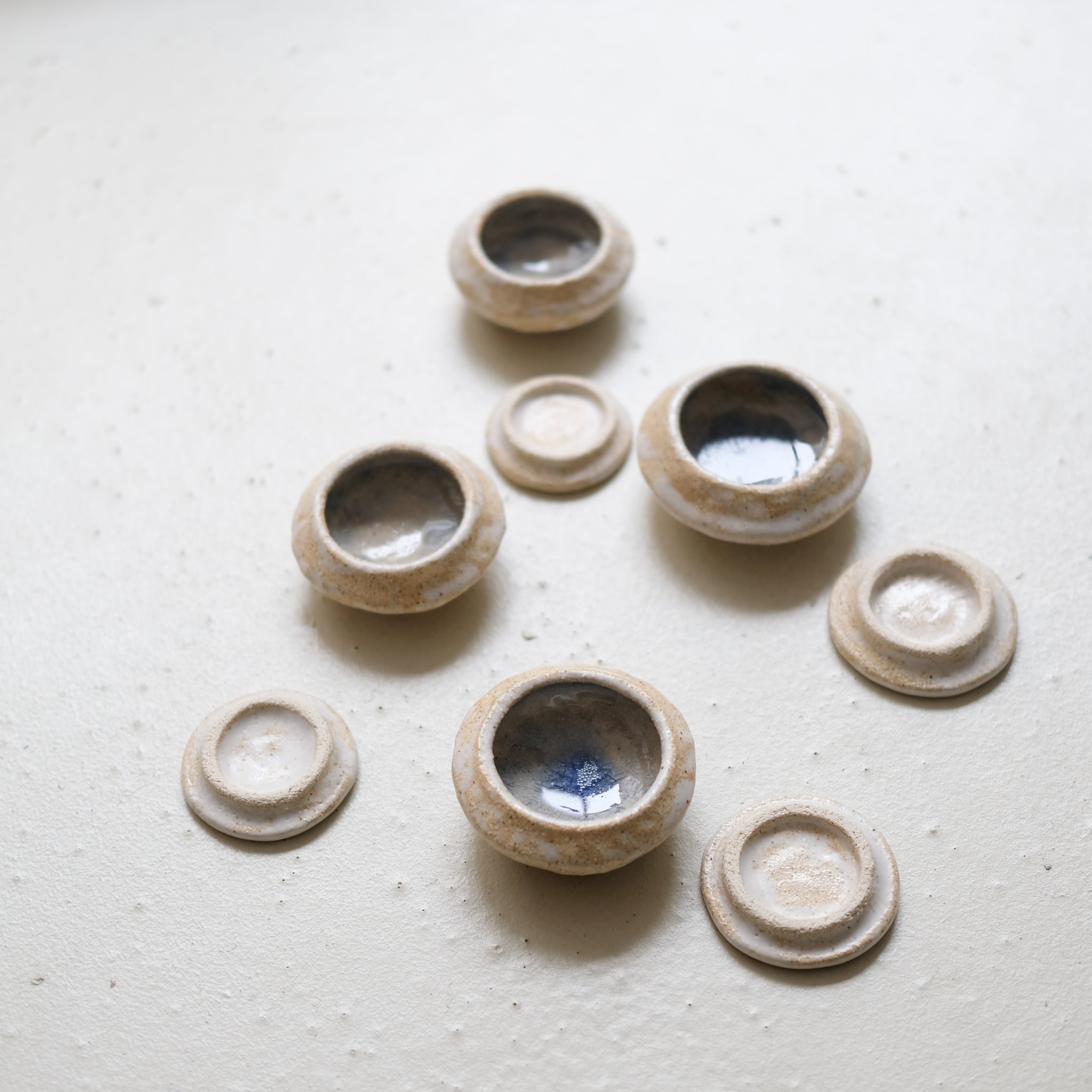 Boite XS en grès D 6,5cm - blanc beige de Lola Moreau chez Brutal Ceramics