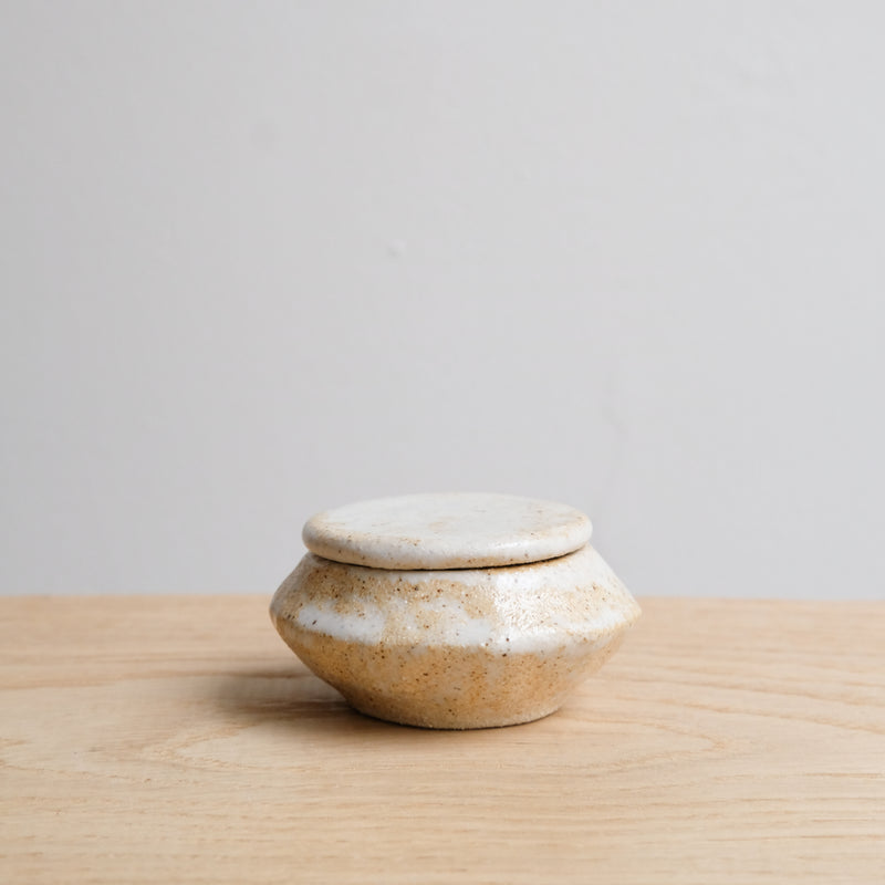 Boite XS en grès D 6,5cm - blanc beige de Lola Moreau chez Brutal Ceramics