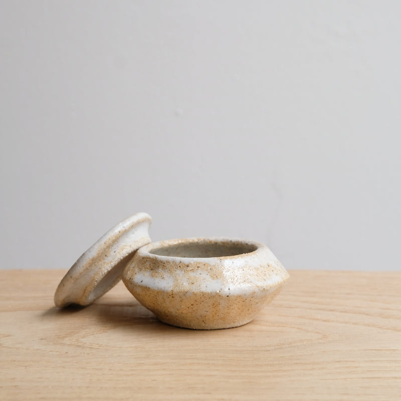 Boite XS en grès D 6,5cm - blanc beige de Lola Moreau chez Brutal Ceramics