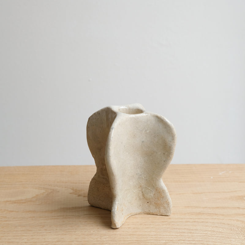 Bougeoir "Ailes" en grès blanc H 10cm (S) - beige craquelé de Lucia Mondadori chez Brutal Ceramics