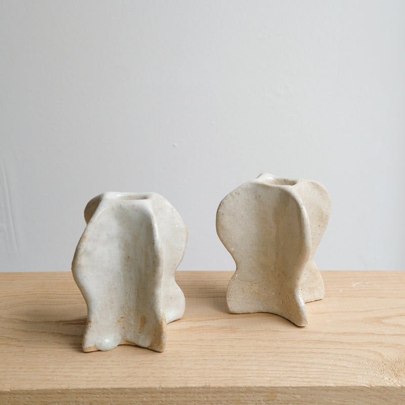 Bougeoir "Ailes" en grès blanc H 10cm (S) - beige craquelé de Lucia Mondadori chez Brutal Ceramics