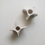 Bougeoir "Ailes" en grès blanc H 10cm (S) - beige craquelé de Lucia Mondadori chez Brutal Ceramics