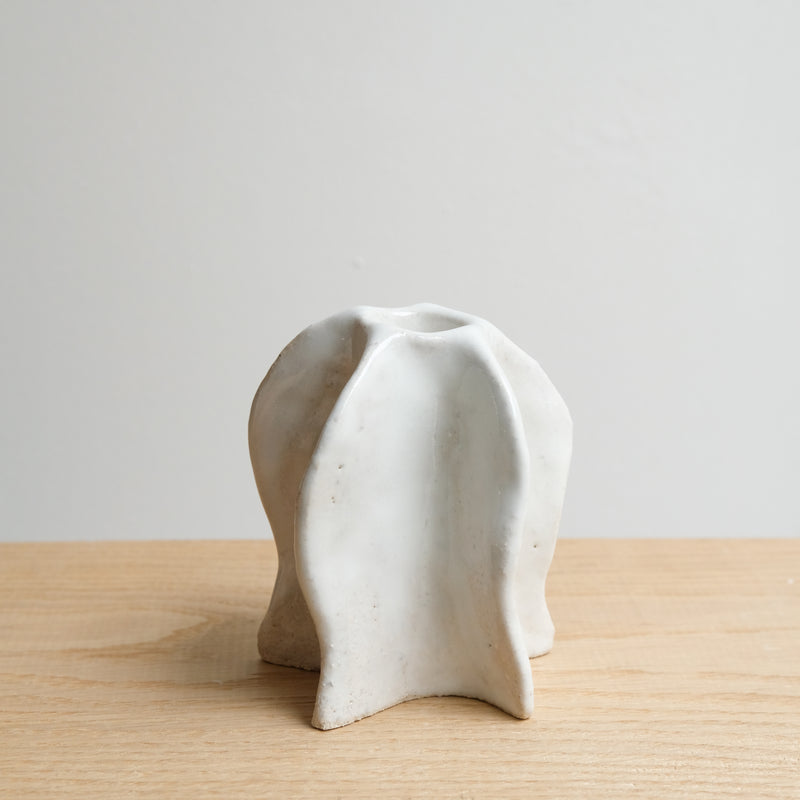 Bougeoir "Ailes" en grès blanc H 10cm (S) - blanc brillant de Lucia Mondadori chez Brutal Ceramics