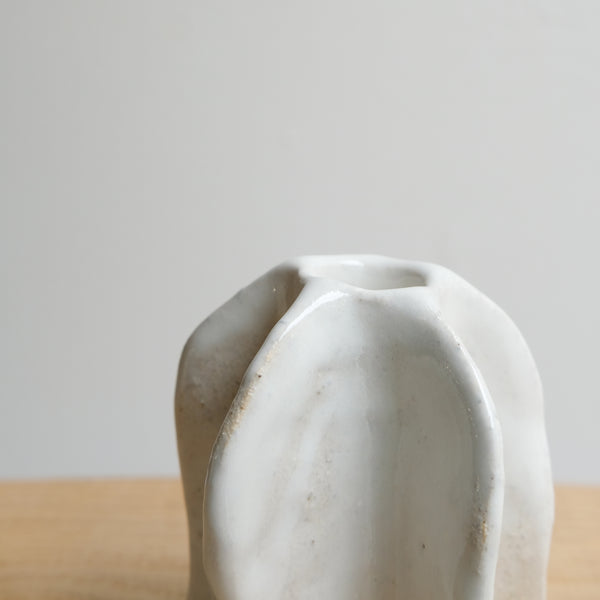 Bougeoir "Ailes" en grès blanc H 10cm (S) - blanc brillant de Lucia Mondadori chez Brutal Ceramics