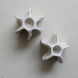 Bougeoir "Ailes" en grès blanc H 10cm (S) - blanc brillant de Lucia Mondadori chez Brutal Ceramics