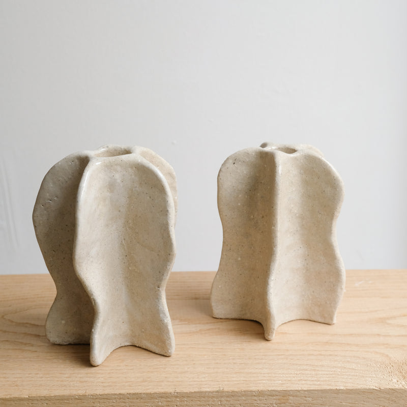 Bougeoir "Ailes" en grès blanc H 13cm (M) - beige craquelé de Lucia Mondadori chez Brutal Ceramics