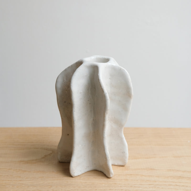 Bougeoir "Ailes" en grès blanc H 13cm (M) - blanc brillant de Lucia Mondadori chez Brutal Ceramics