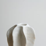 Bougeoir "Ailes" en grès blanc H 13cm (M) - blanc brillant de Lucia Mondadori chez Brutal Ceramics