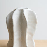 Bougeoir "Ailes" en grès blanc H 13cm (M) - blanc brillant de Lucia Mondadori chez Brutal Ceramics