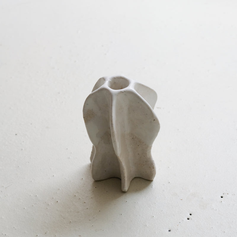 Bougeoir "Ailes" en grès blanc H 13cm (M) - blanc brillant de Lucia Mondadori chez Brutal Ceramics