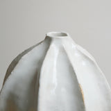 Vase en grès blanc H 17cm - blanc brillant de Lucia Mondadori chez Brutal Ceramics