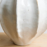 Vase en grès blanc H 17cm - blanc brillant de Lucia Mondadori chez Brutal Ceramics