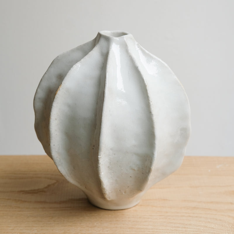 Vase en grès blanc H 17cm - blanc brillant de Lucia Mondadori chez Brutal Ceramics