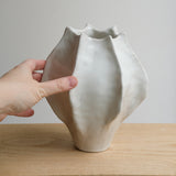 Vase en grès blanc H 19cm - blanc brillant de Lucia Mondadori chez Brutal Ceramics