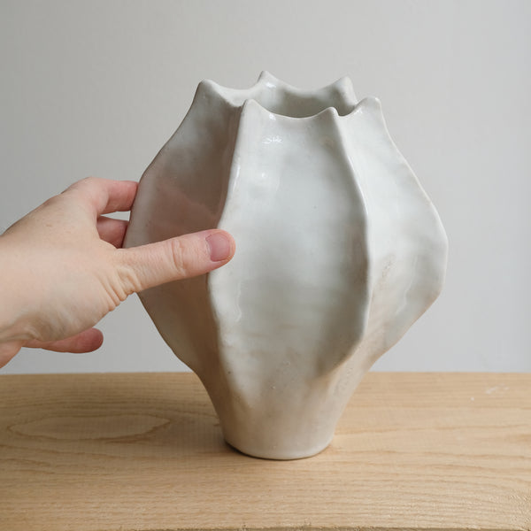 Vase en grès blanc H 19cm - blanc brillant de Lucia Mondadori chez Brutal Ceramics