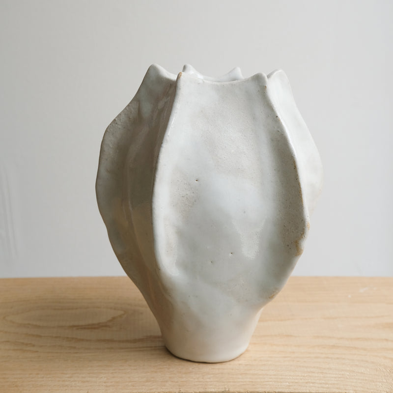 Vase en grès blanc H 19cm - blanc brillant de Lucia Mondadori chez Brutal Ceramics