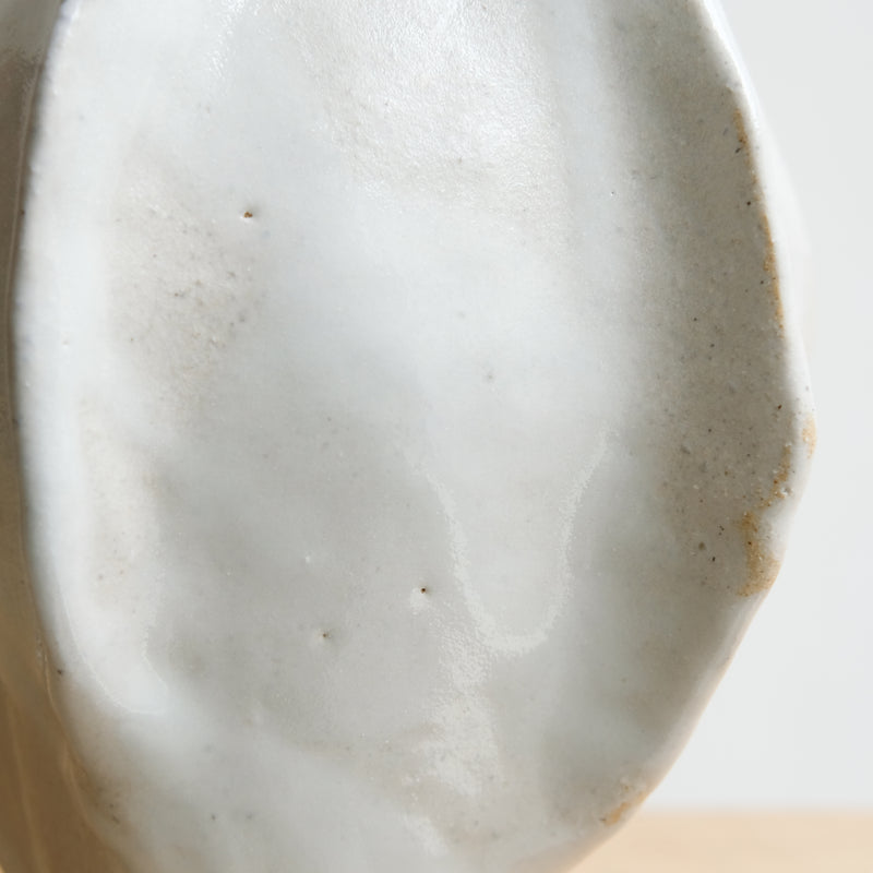 Vase en grès blanc H 19cm - blanc brillant de Lucia Mondadori chez Brutal Ceramics